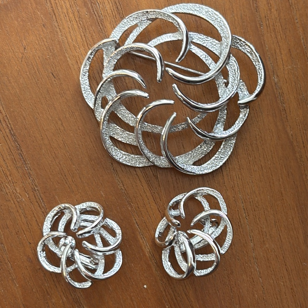 Sarah Coventry Tailored Open Swirl Textured Silver Tone Brooch & Clip Earrings